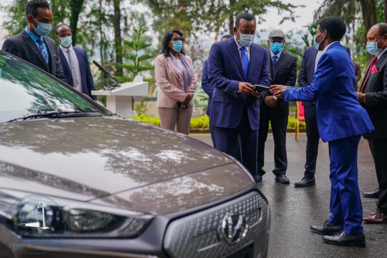 አትሌት ሀይሌ ገብረስላሴ ለጠ/ሚ አብይ በኤሌክትሪክ ኃይል የምትሠራ መኪና ስጦታ አበረከተ